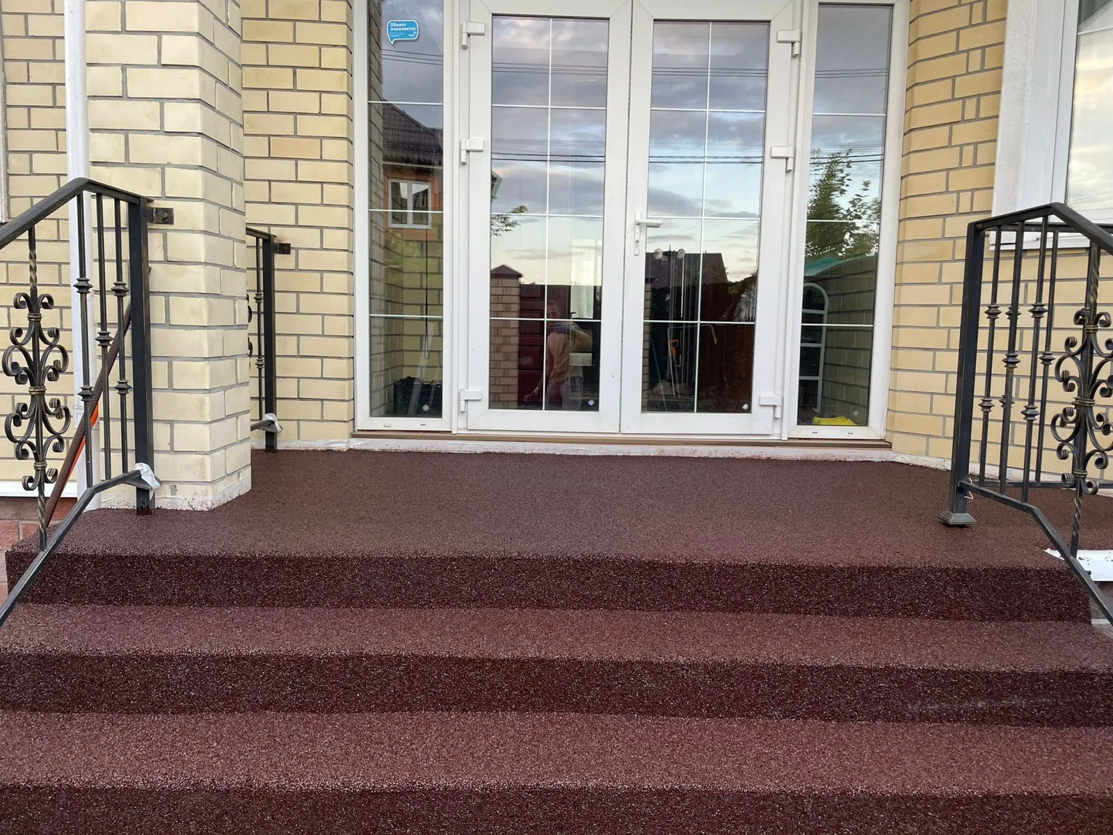 Резиновое покрытие на лестницах: безопасность, монтаж, эксплуатация